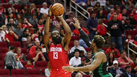 James Harden, en acci&oacute;n ante los Celtics