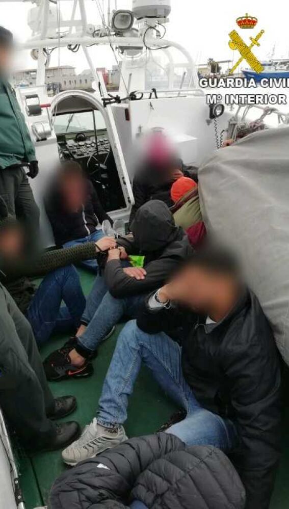 Agentes de la Guardia Civil custodian a algunos de los migrantes encontrados en la Isla de Tabarca