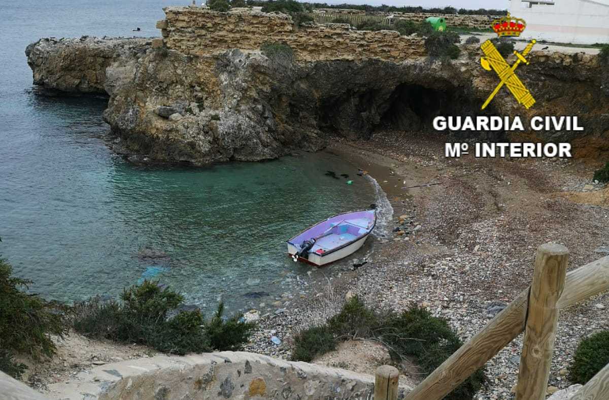 La Guardia Civil de Santa Pola intercepta a nueve migrantes que han alcanzado la isla de Tabarca en una patera La Guardia Civil de Santa Pola intercepta a nueve migrantes que han alcanzado la isla de Tabarca en una patera
