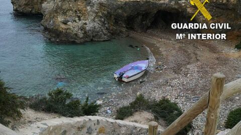 Embarcaci&oacute;n en la que viajaban los migrantes interceptados en la isla de Tabarca