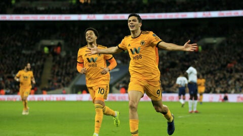 Ra&uacute;l Jim&eacute;nez celebra un gol con los Wolves