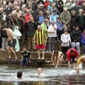 Tradicional baño en el Bullaque para despedir el año