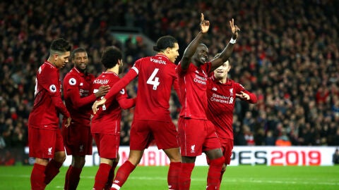 Man&eacute; celebra un gol con el Liverpool