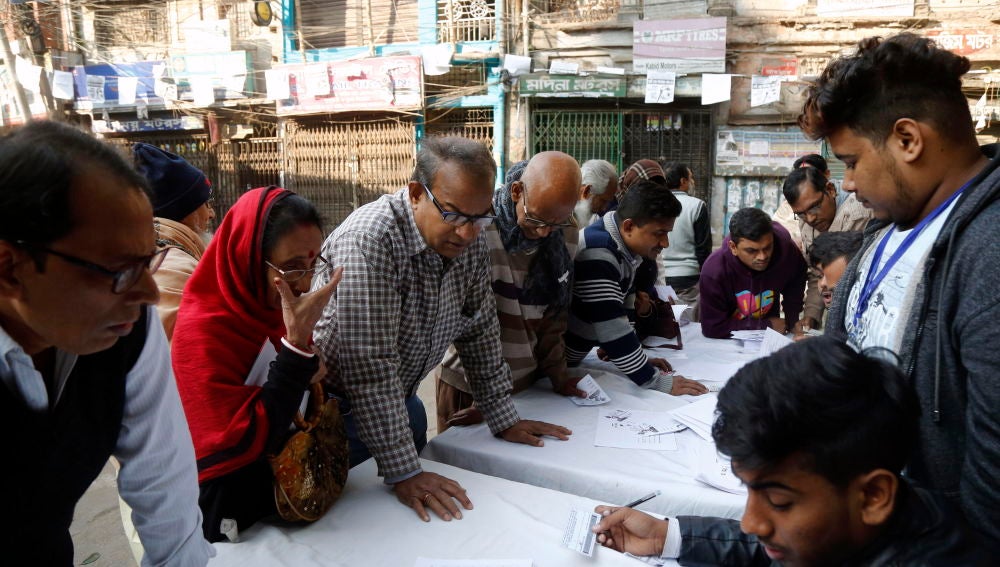 Votantes junto a las urnas en la elecciones de Bangladesh.