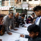 Votantes junto a las urnas en la elecciones de Bangladesh.