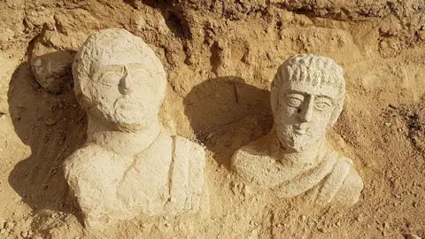 Imagen de los bustos funerarios romanos encontrados en la ciudad norteña israelí de Beit Shean Imagen de los bustos funerarios romanos encontrados en la ciudad norteña israelí de Beit Shean