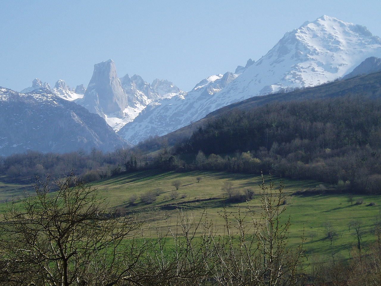 Muere un esquiador tras despeñarse por una ladera en los Picos de Europa Muere un esquiador tras despeñarse por una ladera en los Picos de Europa