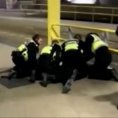 Detenido un hombre por apuñalar a tres personas en una estación de Manchester