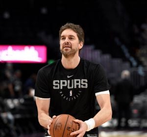 Pau Gasol calienta antes de un partido con los Spurs Pau Gasol calienta antes de un partido con los Spurs