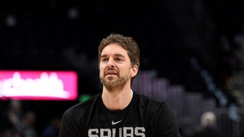 Pau Gasol calienta antes de un partido con los Spurs