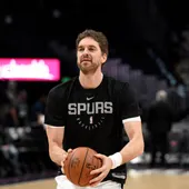 Pau Gasol calienta antes de un partido con los Spurs Pau Gasol calienta antes de un partido con los Spurs