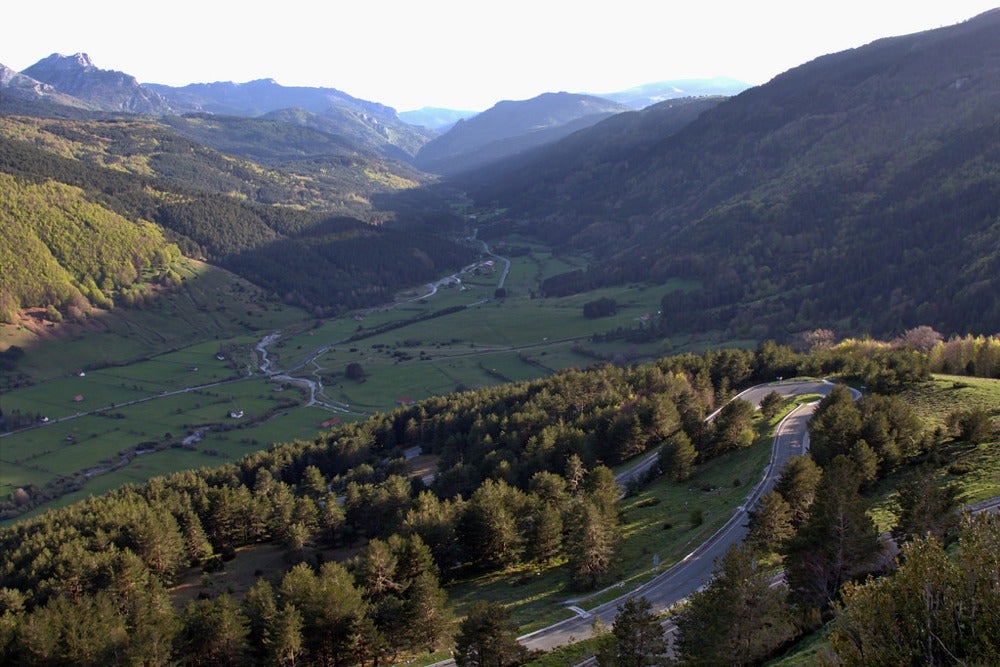 Encuentros Cercanos: Casos y enigmas de los Pirineos y Aragón Encuentros Cercanos: Casos y enigmas de los Pirineos y Aragón