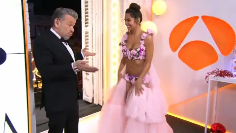 VÍDEO: El espectacular vestido de Cristina Pedroche en las Campanadas 2018 junto a Alberto Chicote VÍDEO: El espectacular vestido de Cristina Pedroche en las Campanadas 2018 junto a Alberto Chicote