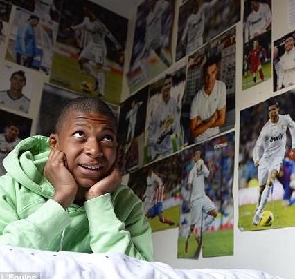 Mbappé celebra su gran 2018... cambiando sus posters de Cristiano Ronaldo de su habitación por otros Mbappé celebra su gran 2018... cambiando sus posters de Cristiano Ronaldo de su habitación por otros