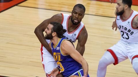 Ricky Rubio ante Ibaka