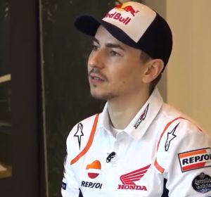 Jorge Lorenzo en una entrevista vestido de Honda Jorge Lorenzo en una entrevista vestido de Honda