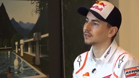 Jorge Lorenzo en una entrevista vestido de Honda