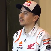Jorge Lorenzo en una entrevista vestido de Honda Jorge Lorenzo en una entrevista vestido de Honda
