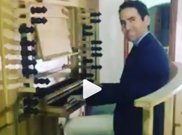 García Egea felicita el año a Puigdemont interpretando en el órgano el himno de España García Egea felicita el año a Puigdemont interpretando en el órgano el himno de España