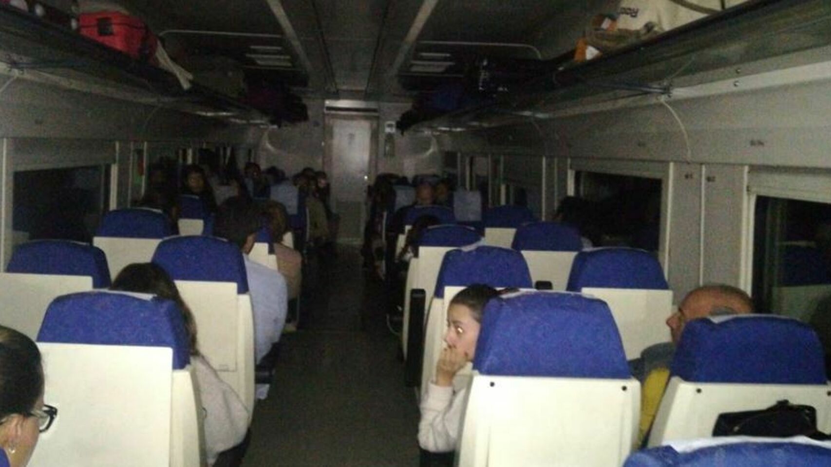 Un nuevo incidente en el tren Badajoz-Madrid deja tirados a 160 pasajeros de madrugada y sin luz Un nuevo incidente en el tren Badajoz-Madrid deja tirados a 160 pasajeros de madrugada y sin luz