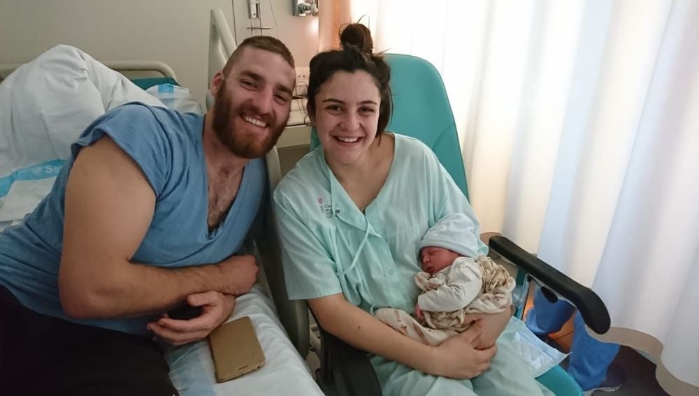 Tomeu, el segundo niño nacido en Baleares en 2019, con sus padres. 