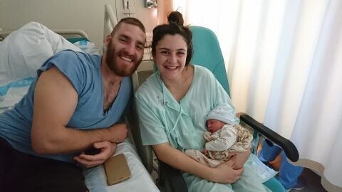 Tomeu, el segundo ni&ntilde;o nacido en Baleares en 2019, con sus padres. 