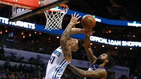 Willy Hernang&oacute;mez con los Charlotte Hornets