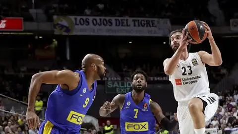 Sergio Llull intenta superar al pivot del Maccabi en una entrada a canasta Sergio Llull intenta superar al pivot del Maccabi en una entrada a canasta