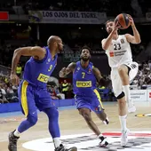 Sergio Llull intenta superar al pivot del Maccabi en una entrada a canasta Sergio Llull intenta superar al pivot del Maccabi en una entrada a canasta