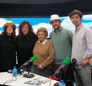Rosa Laviña con cinco de sus nietos y Begoña Gómez de la Fuente Rosa Laviña con cinco de sus nietos y Begoña Gómez de la Fuente
