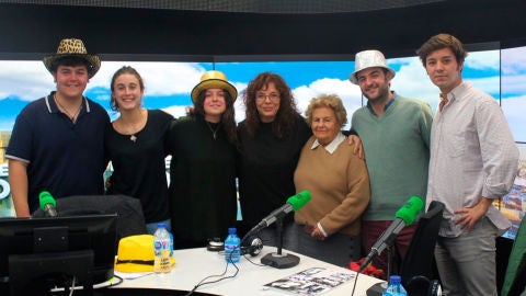 Rosa Lavi&ntilde;a con cinco de sus nietos y Bego&ntilde;a G&oacute;mez de la Fuente