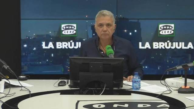 Juan Ram&oacute;n Lucas, presentador de La Br&uacute;jula