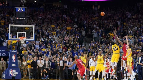 James Harden anotando el triple que dio la victoria a los Houston Rockets