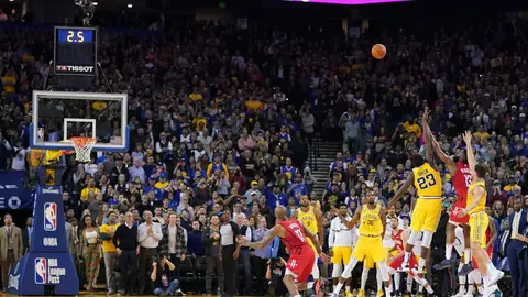 James Harden anotando el triple que dio la victoria a los Houston Rockets James Harden anotando el triple que dio la victoria a los Houston Rockets