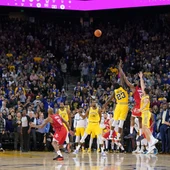 James Harden anotando el triple que dio la victoria a los Houston Rockets James Harden anotando el triple que dio la victoria a los Houston Rockets