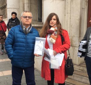 Los periodistas Kiko Mestre y Blanca Pou, con el material precintado. Los periodistas Kiko Mestre y Blanca Pou, con el material precintado.