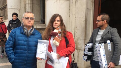 Los periodistas Kiko Mestre y Blanca Pou, con el material precintado. 