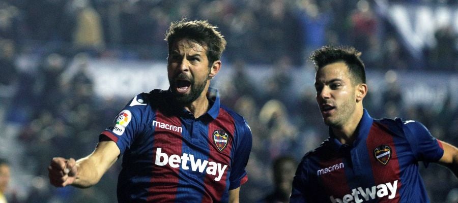 Coke celebra su gol con el Levante Coke celebra su gol con el Levante