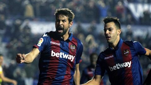 Coke celebra su gol con el Levante