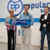 Paloma Sanz (presidenta provincial), Francisco Vázquez (secretario regional), y Pablo Pérez (candidato a la alcaldía de Segovia)