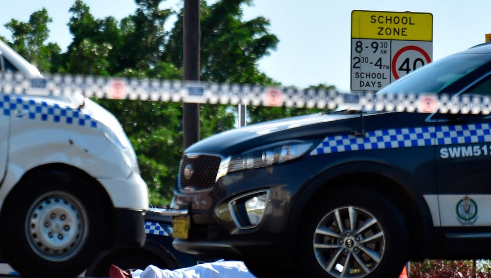 Policías montan guardia en el lugar donde se ha producido un ataque con cuchillo en Sídney (Australia)
