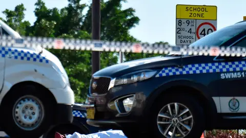 Policías montan guardia en el lugar donde se ha producido un ataque con cuchillo en Sídney (Australia) Policías montan guardia en el lugar donde se ha producido un ataque con cuchillo en Sídney (Australia)
