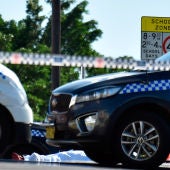 Policías montan guardia en el lugar donde se ha producido un ataque con cuchillo en Sídney (Australia)