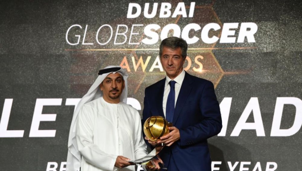 Miguel Ángel Gil Marín, CEO del Atlético de Madrid, recogiendo el premio a Mejor Club del año