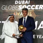 Miguel Ángel Gil Marín, CEO del Atlético de Madrid, recogiendo el premio a Mejor Club del año
