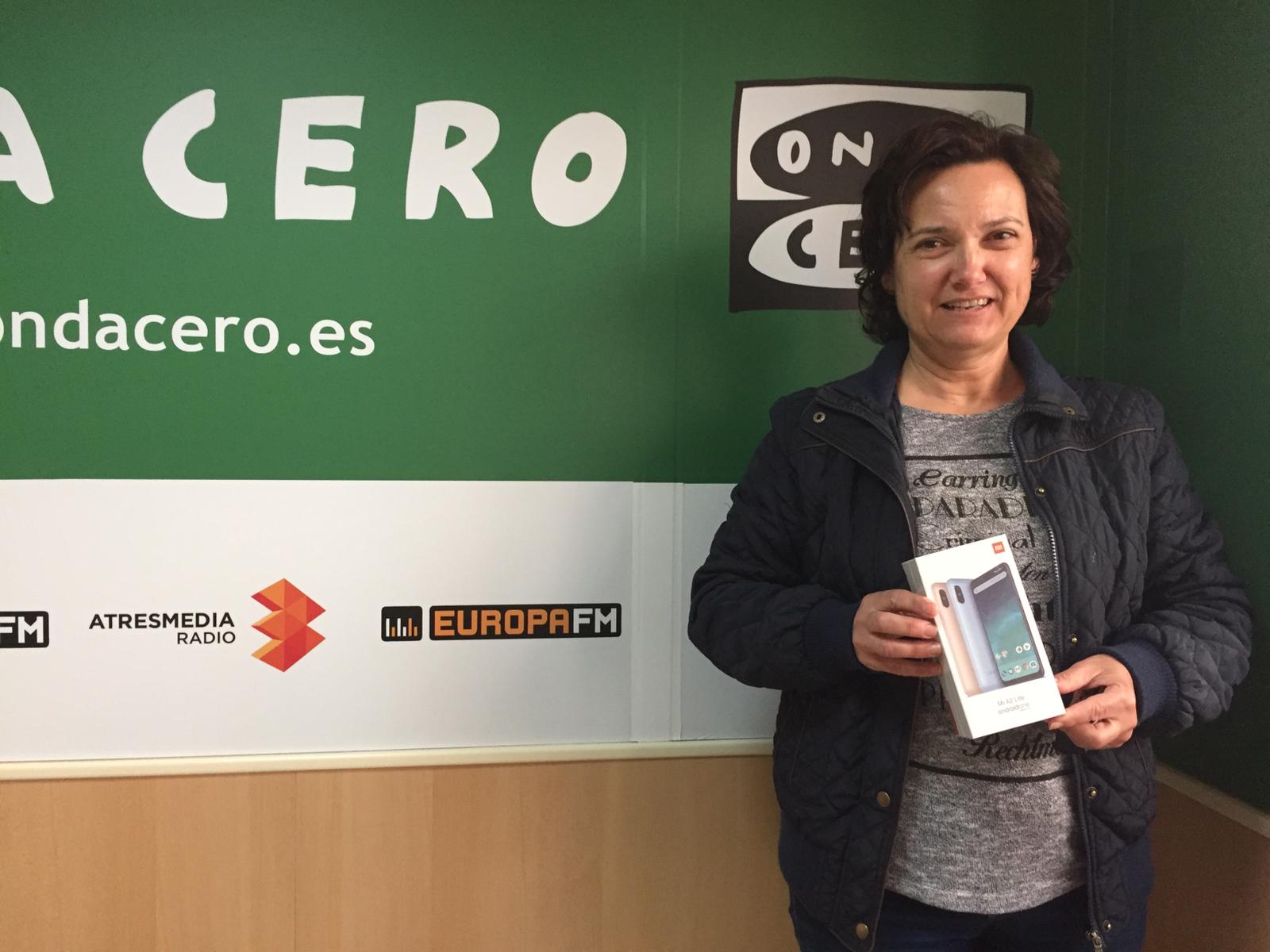 La ilicitana María Asunción Sempere recoge feliz su nuevo móvil android La ilicitana María Asunción Sempere recoge feliz su nuevo móvil android