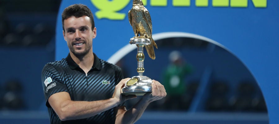 Roberto Bautista posa sonriente con su título en Doha Roberto Bautista posa sonriente con su título en Doha