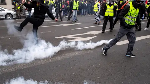 Varios "chalecos amarillos equivan botes de humo lanzados durante la protesta que hoy ha vuelto a recorrer las calles de París Varios "chalecos amarillos equivan botes de humo lanzados durante la protesta que hoy ha vuelto a recorrer las calles de París