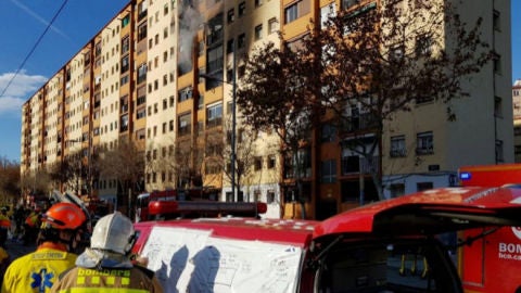 Bomberos trabajan en la extinci&oacute;n del incendio