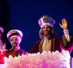 El rey Gaspar saluda durante la tradicional Cabalgata de los Reyes Magos El rey Gaspar saluda durante la tradicional Cabalgata de los Reyes Magos